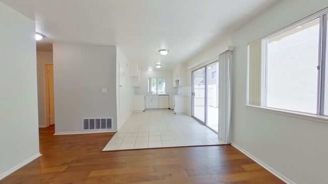 Foto del edificio - Available July 1, 2025!  A SFR for under $...