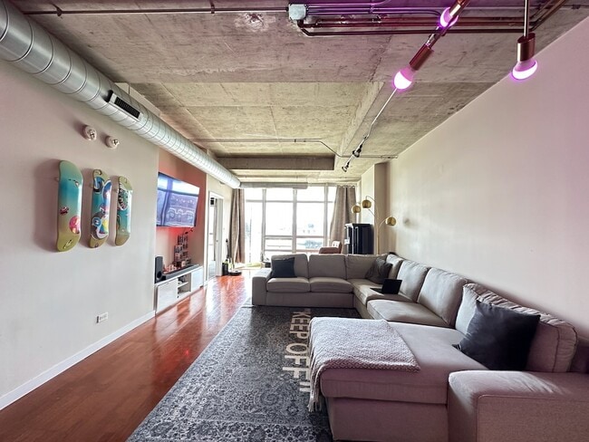 Building Photo - 1610 W Fullerton Ave