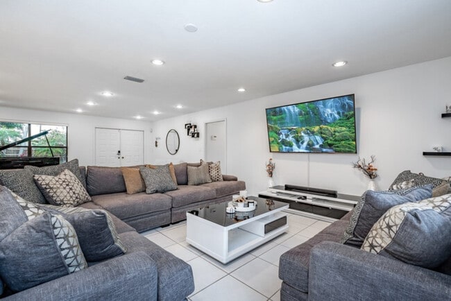 Foto del edificio - 830 SW 14th Ct