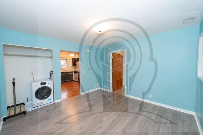 Building Photo - 2 bedroom in CHICAGO IL 60641