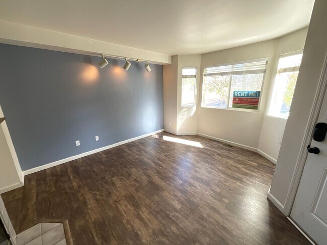 Building Photo - 3 Bedroom Townhome Available Near N Academ...