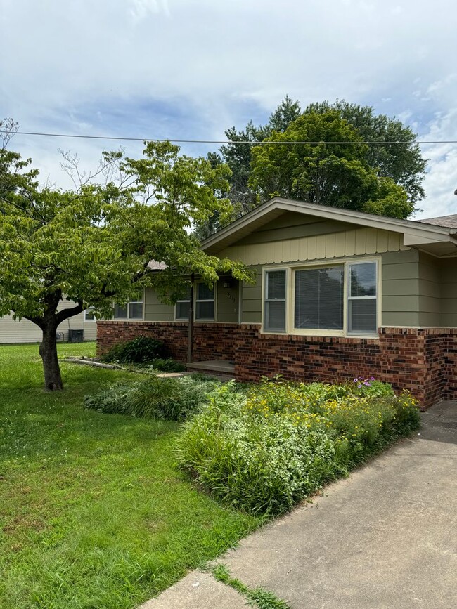 Building Photo - Renovated 3 bedroom, 2 bathroom house