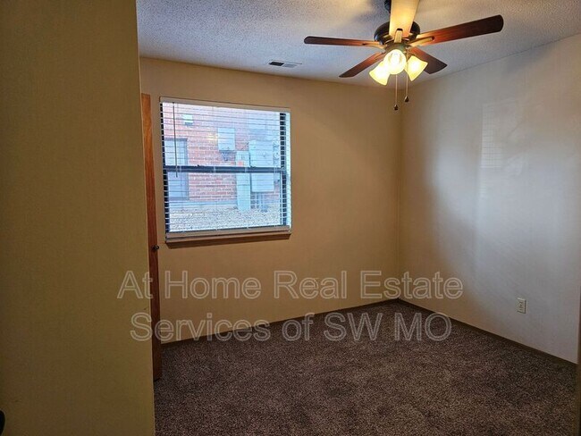 Building Photo - 2850 S Rogers Ave