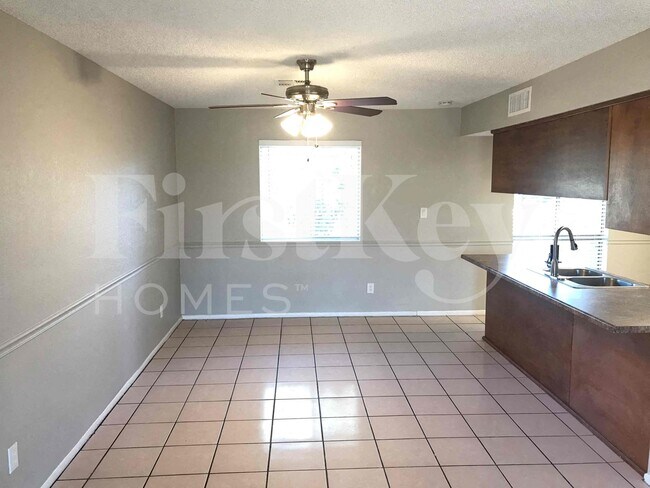 Foto del edificio - 7629 W Flower St