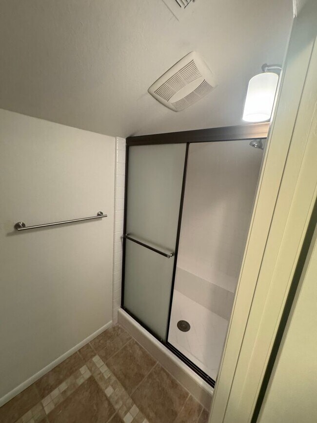 Foto del edificio - BEAUTIFUL 2 STORY CONDO IN THE CAMPUS COMMONS AREA!