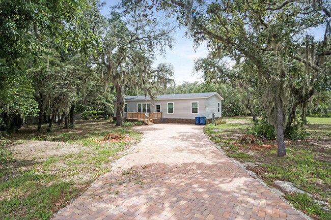 Building Photo - Home in Lake Wales now available!