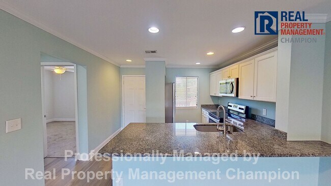 Foto del edificio - Beautiful Upper-Level Condo with Convenient Mid-Town Location