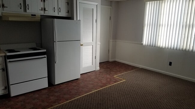 Foto del edificio - 595 Rock Beach Rd | Apt 4 | 1 BD/1 BA | Ir...