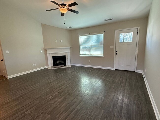 Building Photo - Beautiful 3 bedroom, 2 bath house