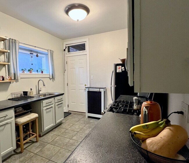 Building Photo - Charming 2 Bed, 1 Bath Oak Park Unit In Pr...
