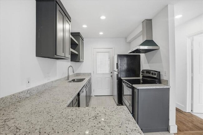 Building Photo - Remodeled 1 Bedroom / 1 Bathroom Unit in Updated Four-Plex
