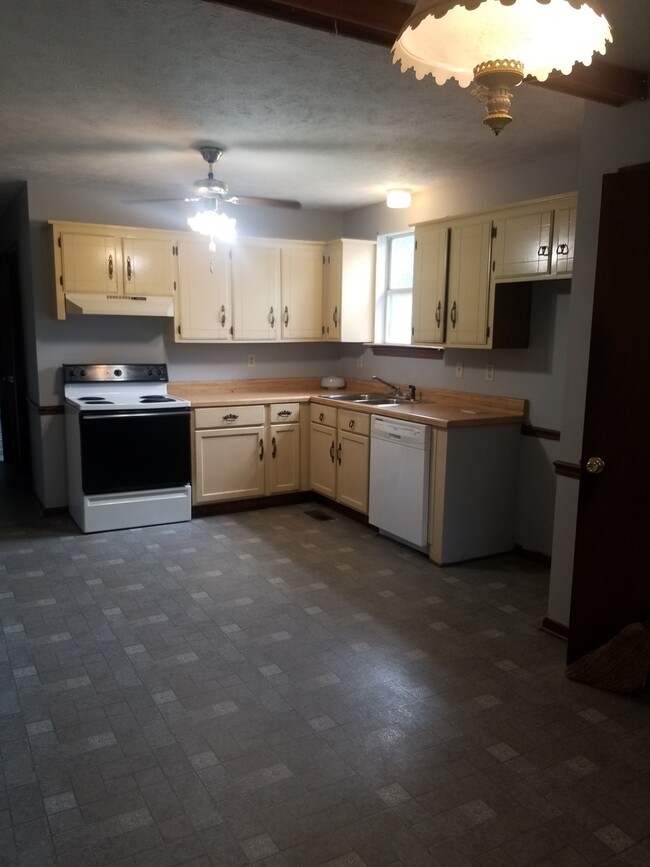 Building Photo - 300 E Sagefield Dr