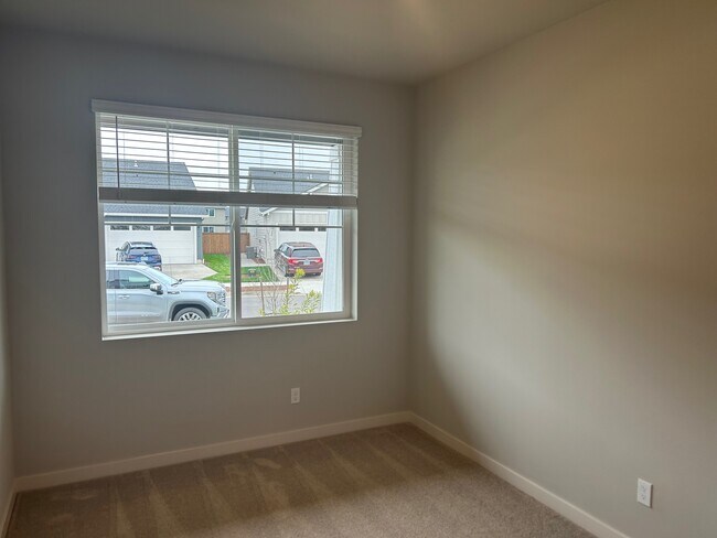 Dormitorio/oficina/espacio flexible en la planta baja - 535 Withers Ct SE