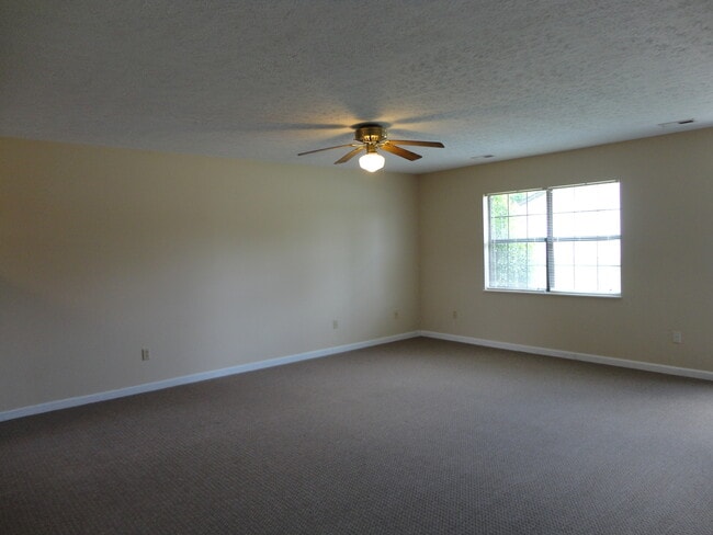 Building Photo - 2 Bedroom Duplex – Move-In Ready!