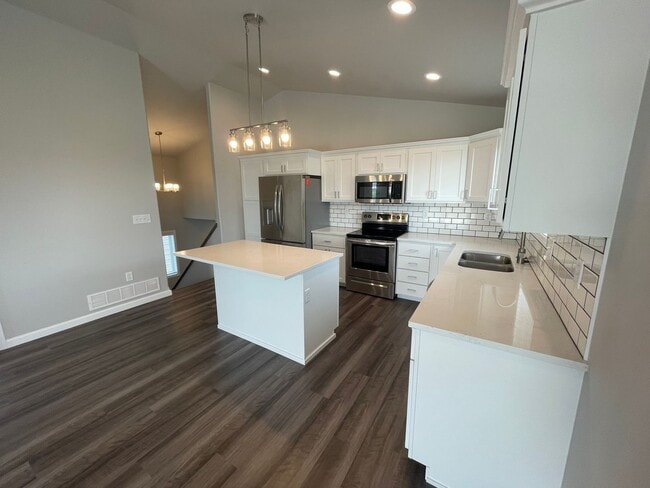 Building Photo - Gorgeous 3 bed, 2 bath in South Fargo!