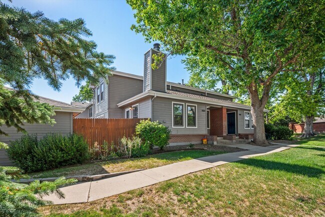 Foto del edificio - Bright & Spacious 2BR/2BA Townhome with Loft, Fireplace & Private Garage