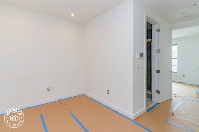 Foto del edificio - 20 Malcolm X Blvd