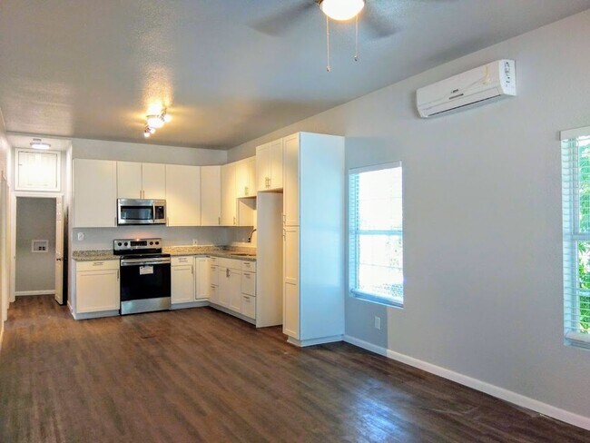 Building Photo - *COMING SOON* Charming 2 Bedroom, 1 Bath N...