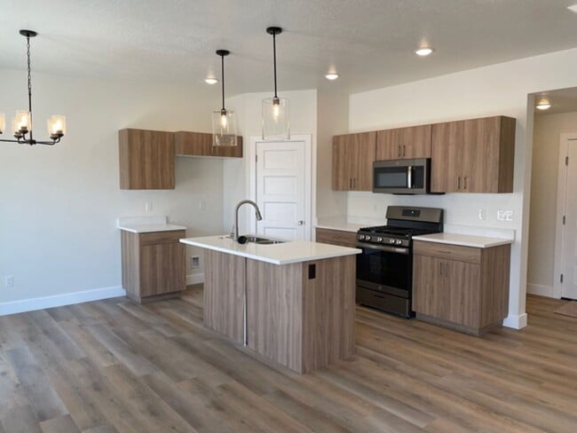 Building Photo - End unit in Cedar City