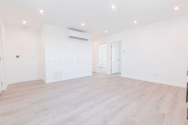 Building Photo - 410 E Colden Ave