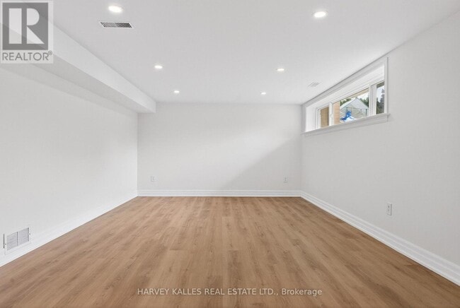 Building Photo - 67 Robinglade Dr