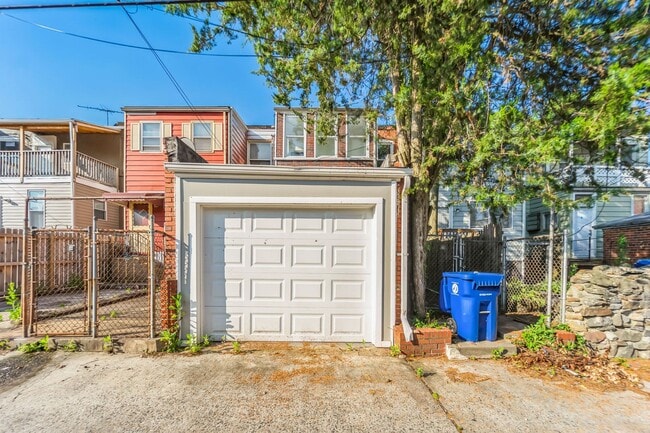 Building Photo - 3 bed 2 bath row home for rent