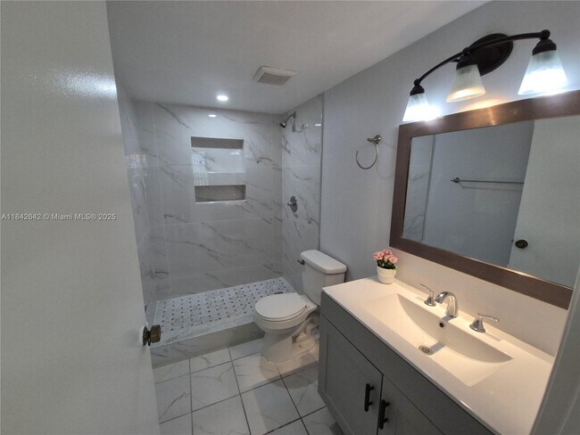 Foto del edificio - 18350 Mediterranean Blvd