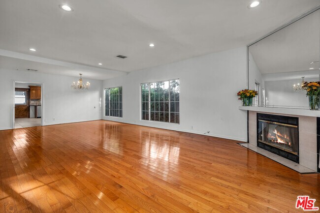 Building Photo - 922 S Bundy Dr