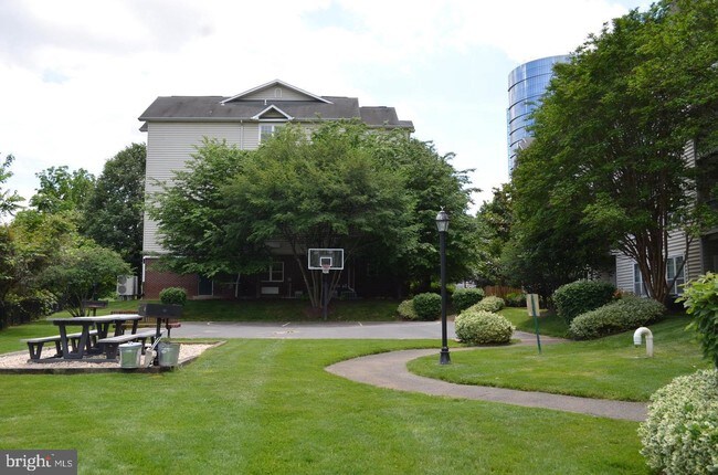 Foto del edificio - 1521 Spring Gate Dr.