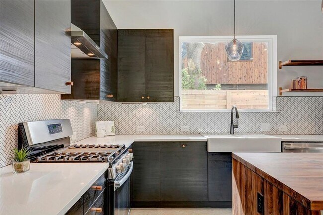 Building Photo - Light and Spacious Modern 3 bedroom