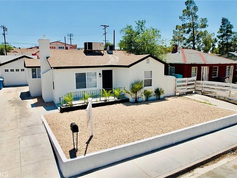 Primary Photo - 312 E Fredricks St