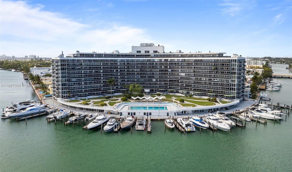 Foto principal - 900 Bay Dr