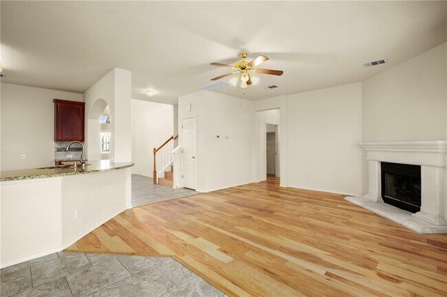 Foto del edificio - 309 Lone Star Blvd