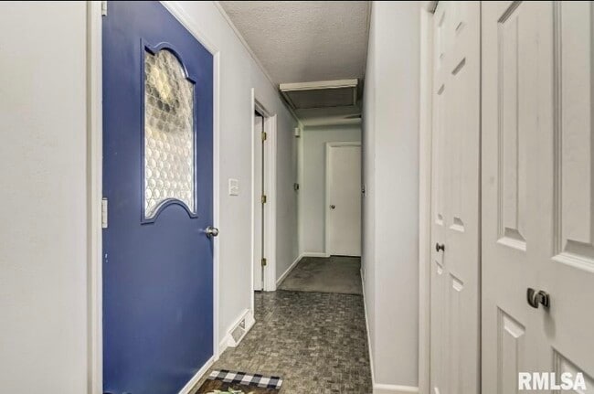 Building Photo - 2901 Interlacken Dr