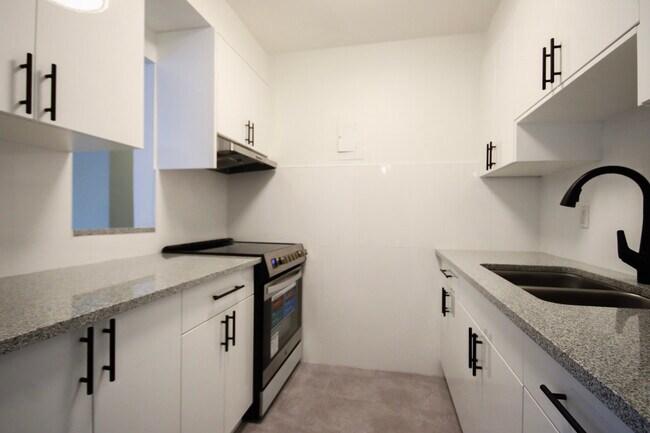 Photo du bâtiment - 3 Bedroom Unit With Space For 2 Cars, Stan...