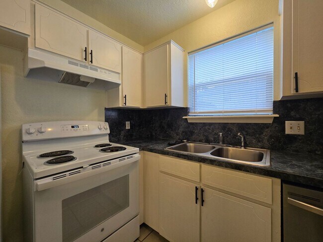 Foto del edificio - AVAILABLE NOW!