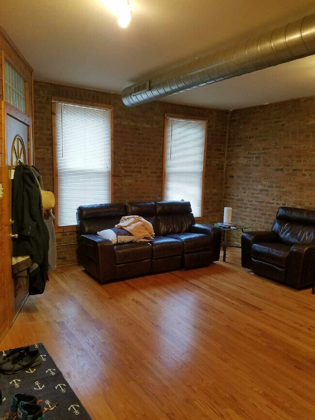 Living room and entrance - 1522 N Campbell Ave