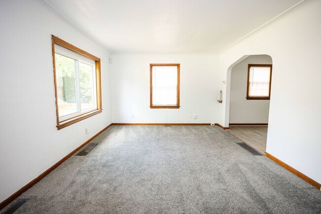 Foto del edificio - Beautiful three bedroom home with fenced i...