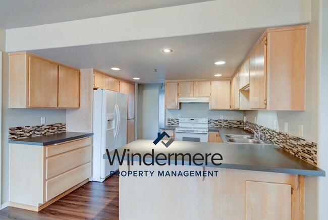 Foto del edificio - 2 Bed + Den/Office  2 Bath Condo W/S/G Inc...
