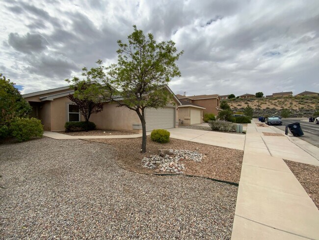 Foto del edificio - 3 Bedroom Single Story Home Available Near...