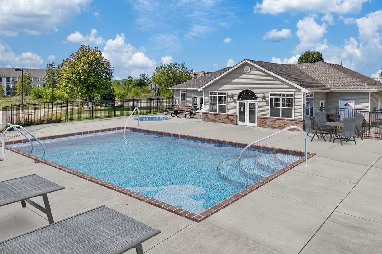 Swimming Pool - Pointe 28
