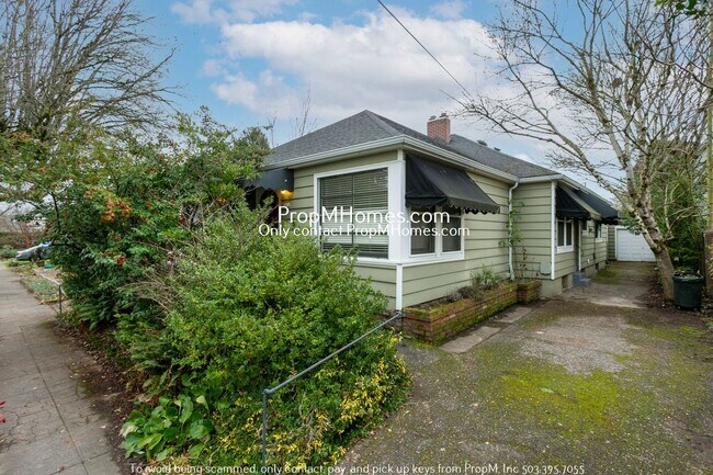 Building Photo - Cozy Duplex In SE Hawthorne! With Utilitie...