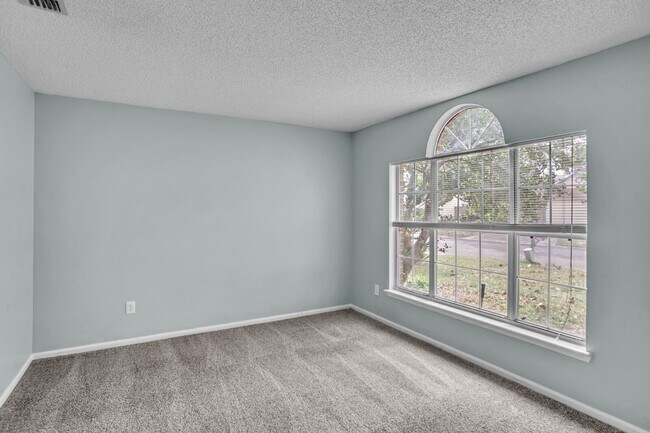 Building Photo - Beautiful 3 bedroom/ 2 bathroom home in Ch...