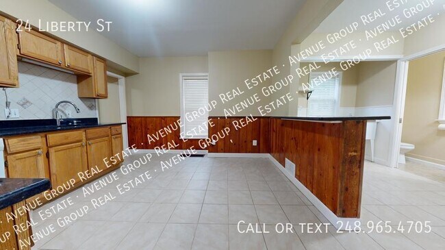 Building Photo - 24 Liberty - Spacious 3Bed/1.5Bath Pontiac...