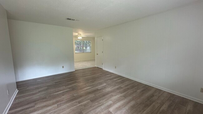 Building Photo - 2034 Harriet Dr
