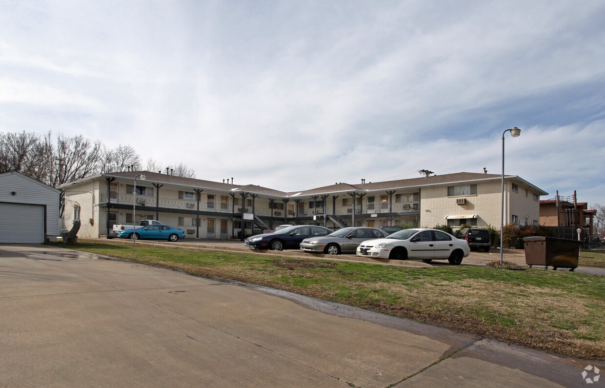 Building Photo - 3220 S Knoxville Ave