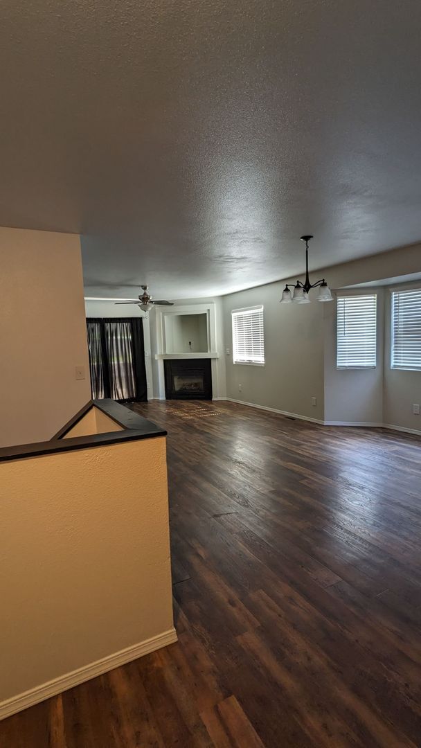 Foto del edificio - RANCH 4 BED/2 BATH WITH FINISHED BASEMENT AND 2 CAR GARAGE!