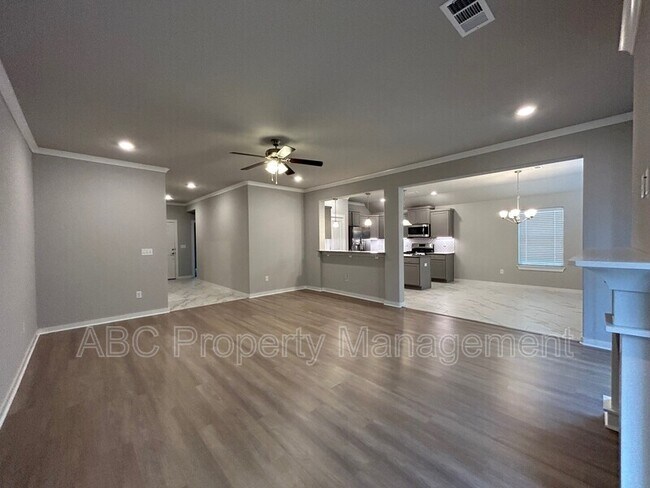 Building Photo - 350 S Emerald Woods Run