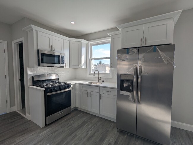 Foto del edificio - 811 Bacheller Ave