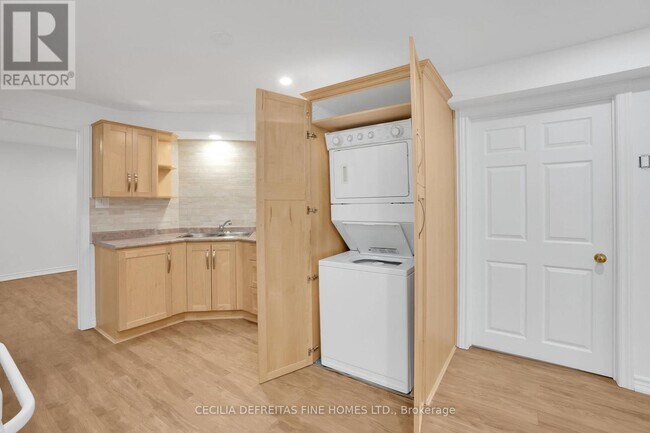 Building Photo - 40 Venetian Crescent